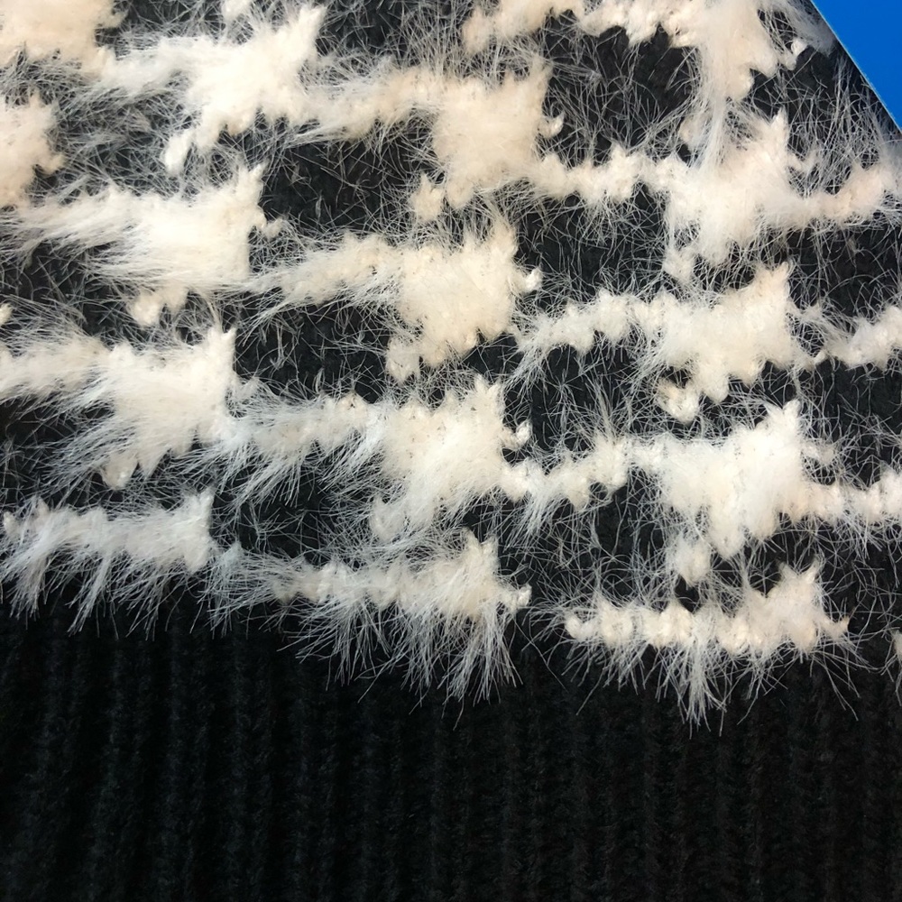 ๐ HP ๐ ๐ Columbia Permafrost Plush Beanie - Picture 3 of 9